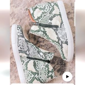 Wedge sneaker, snakeprint size 8.